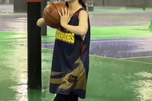真爱啊！小伙下雨天投篮 女友冒雨为其传球