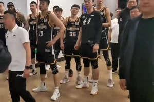 23年辽宁逆转扳平比分2-2回沈阳 赛后广厦把辽宁更衣室锁了