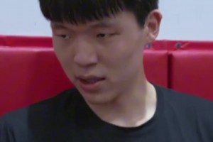 名场面！哈利伯顿一脸享受地品尝食物，但镜头一转的布伦森……